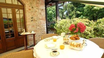 2 Restaurants, Frühstück, Mittagessen, Abendessen, lokale Küche