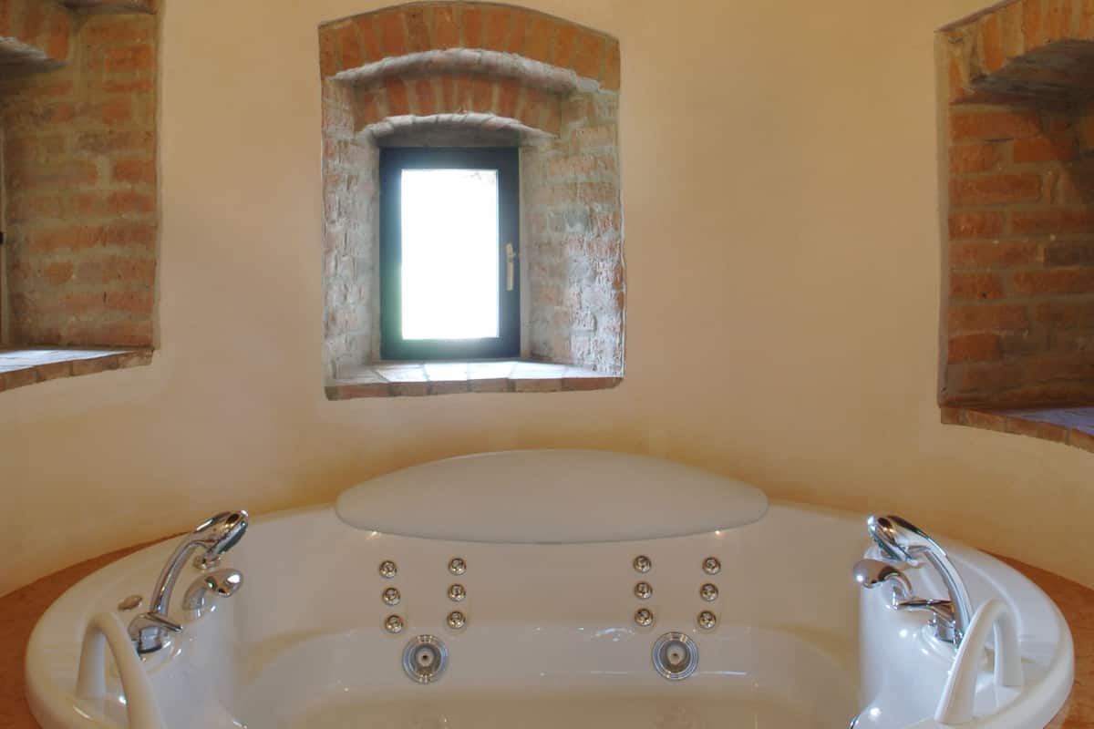 junior suite | bathroom | free toiletries, hair dryer, bidet, towels