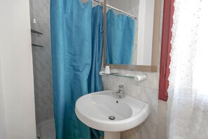 Economy Double or Twin Room, Shared Bathroom | Bathroom | Shower, rainfall showerhead, free toiletries, bidet - Hotel Masaccio Florence (Florence)