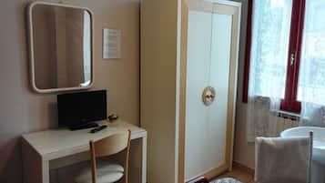 Economy eenpersoonskamer, gemeenschappelijke badkamer | Uitzicht op de stad