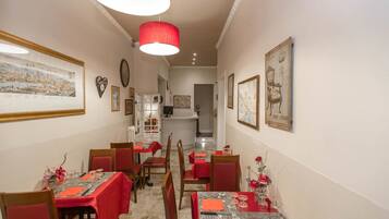 Café da manhã continental todos os dias (EUR 8 por pessoa)