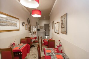 Breakfast, lunch, dinner served; Italian cuisine