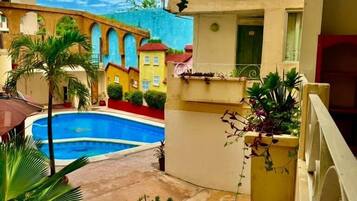 Una piscina al aire libre