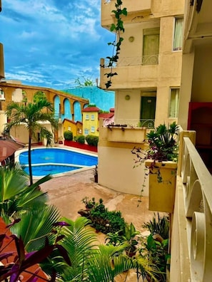 Una piscina al aire libre