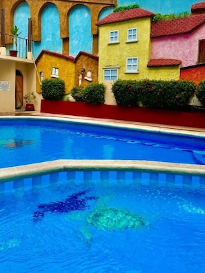 Una piscina al aire libre