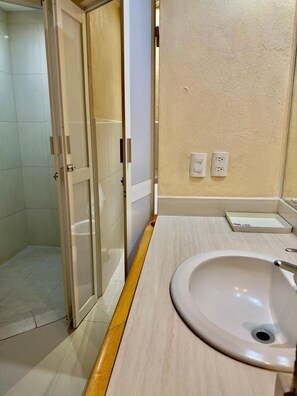 Business Room, 2 Double Beds | Bathroom | Shower, towels - Zihuatanejo Centro (Zihuatanejo)