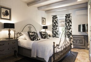 Suite Marie | Premium bedding, pillowtop beds, free minibar, in-room safe - La Bastide De Marie (Menerbes)