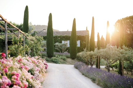 Exterior. La Bastide De Marie