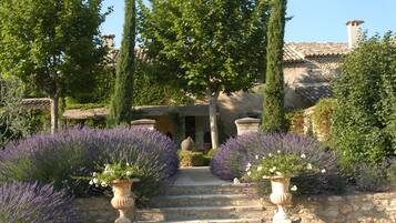 Ropa de cama de alta calidad y camas con pillow-top