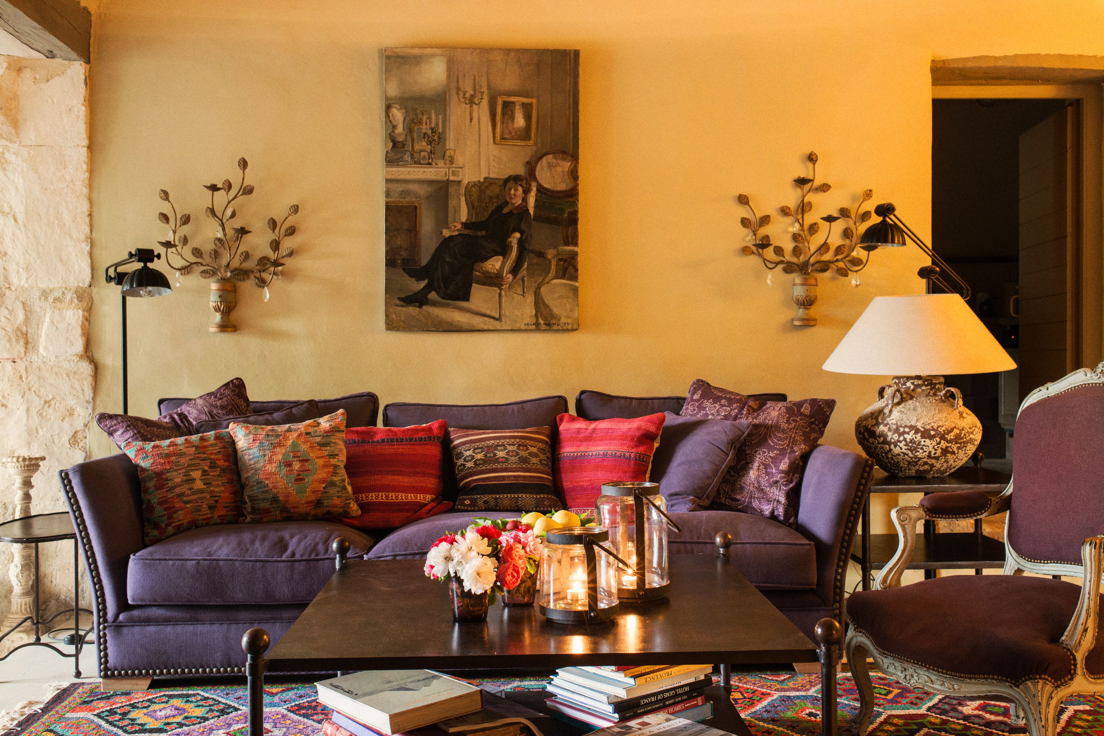 Una sala de estar acogedora con un sofá, una mesita de centro y objetos decorativos.