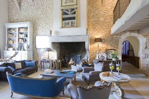 Lobby sitting area - La Bastide De Marie (Menerbes)