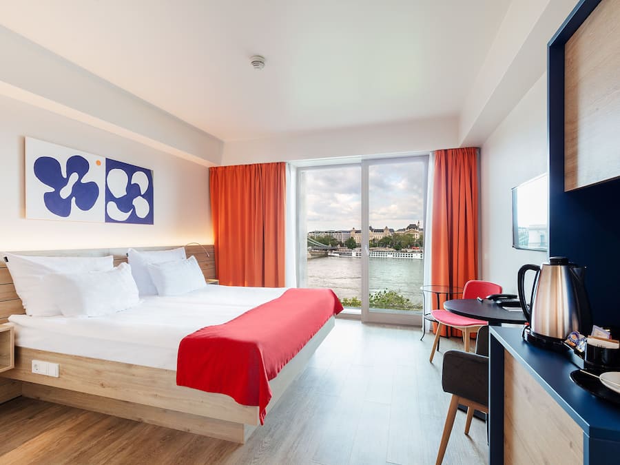 Quarto, vista para o rio | Frigobar, cofres nos quartos, cortinas blackout, berços grátis