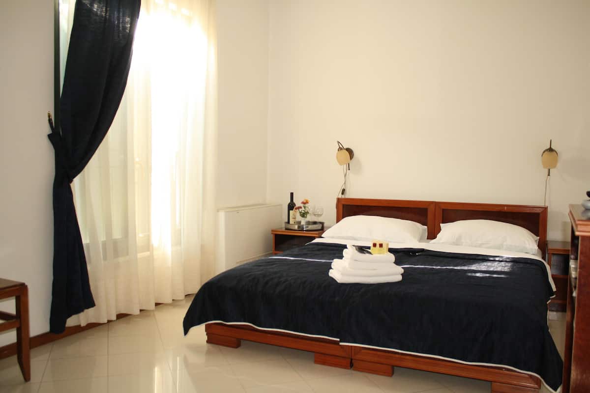 Minibar, soundproofing, WiFi (free), bed sheets
