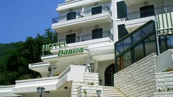 Vista frontal de la propiedad