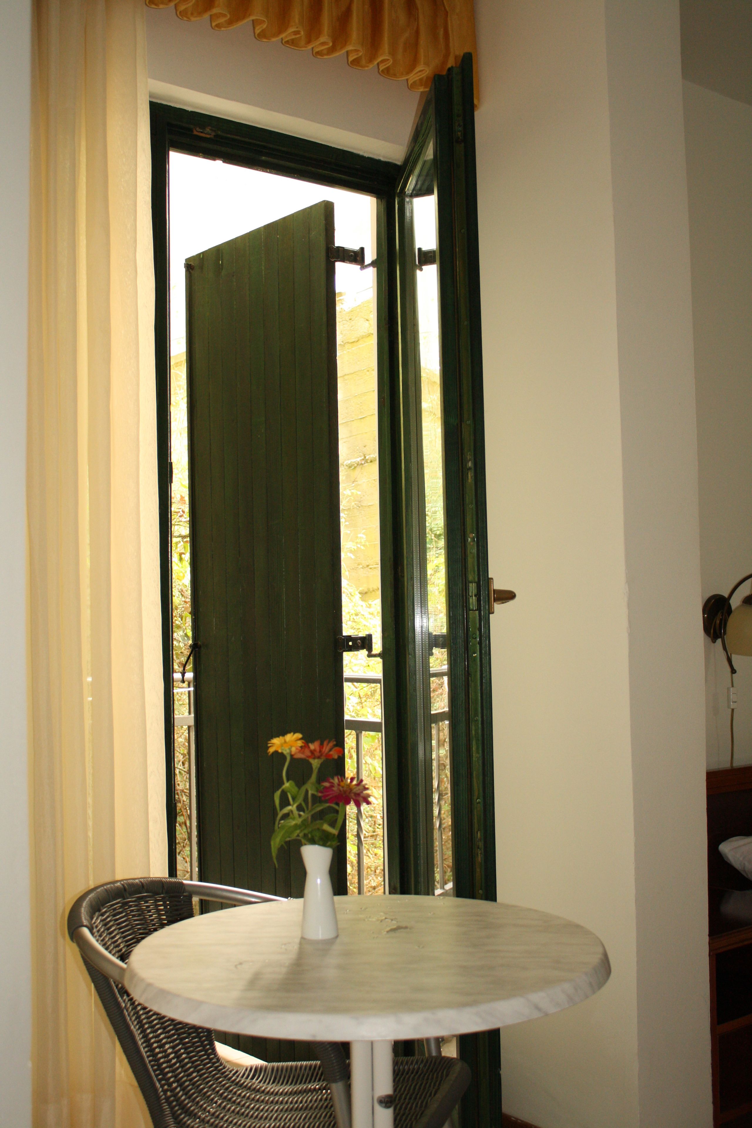 standard double room | living area | tv