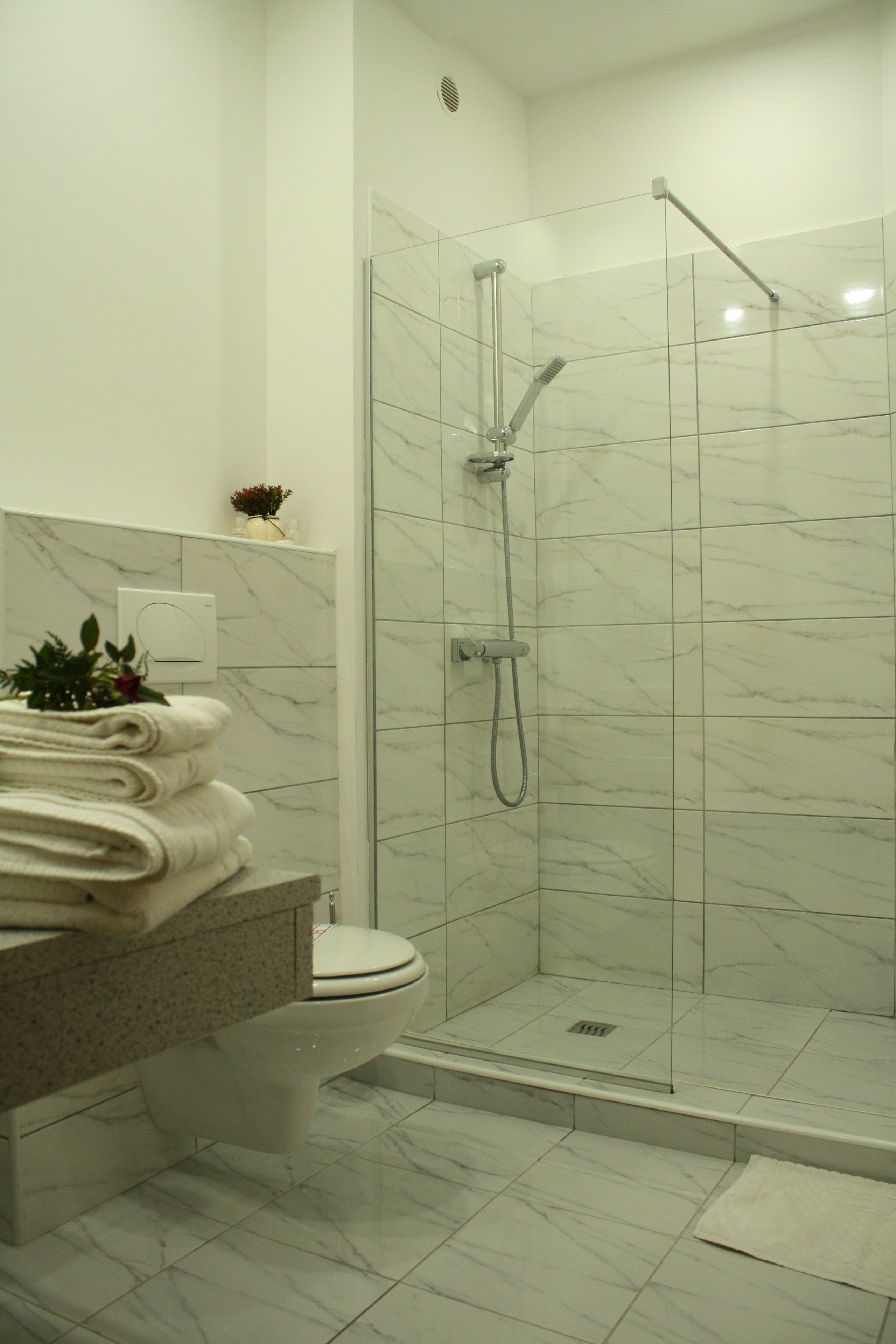 classic suite | bathroom | free toiletries, hair dryer, towels