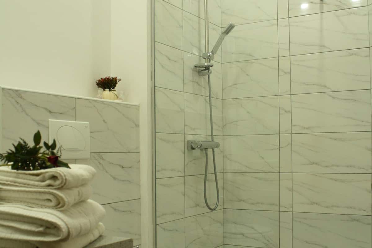 classic suite | bathroom | free toiletries, hair dryer, towels