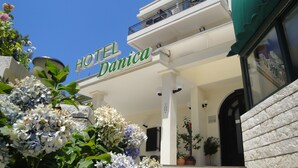Entrada de un hotel con un letrero que dice "HOTEL Danica".
