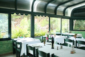 Breakfast, lunch and dinner served - Hotel Danica (Petrovac)