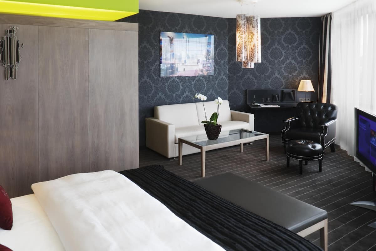 Junior Suite, 1 King Bed | Hypo-allergenic bedding available, in-room safe, desk, laptop workspace