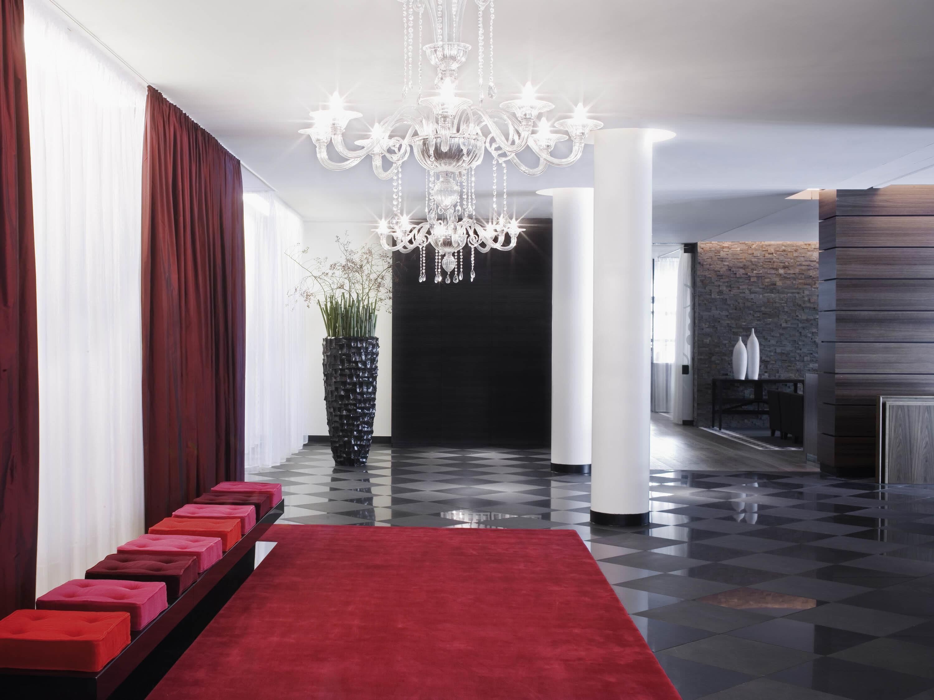 breakfast, dinner served; international cuisine, al fresco dining