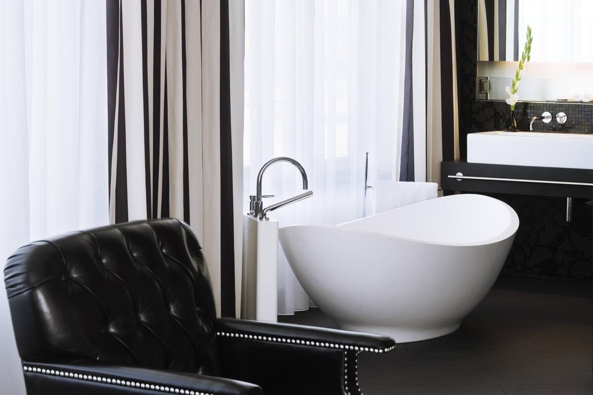 Suite, 1 King Bed | Hypo-allergenic bedding available, in-room safe, desk, laptop workspace