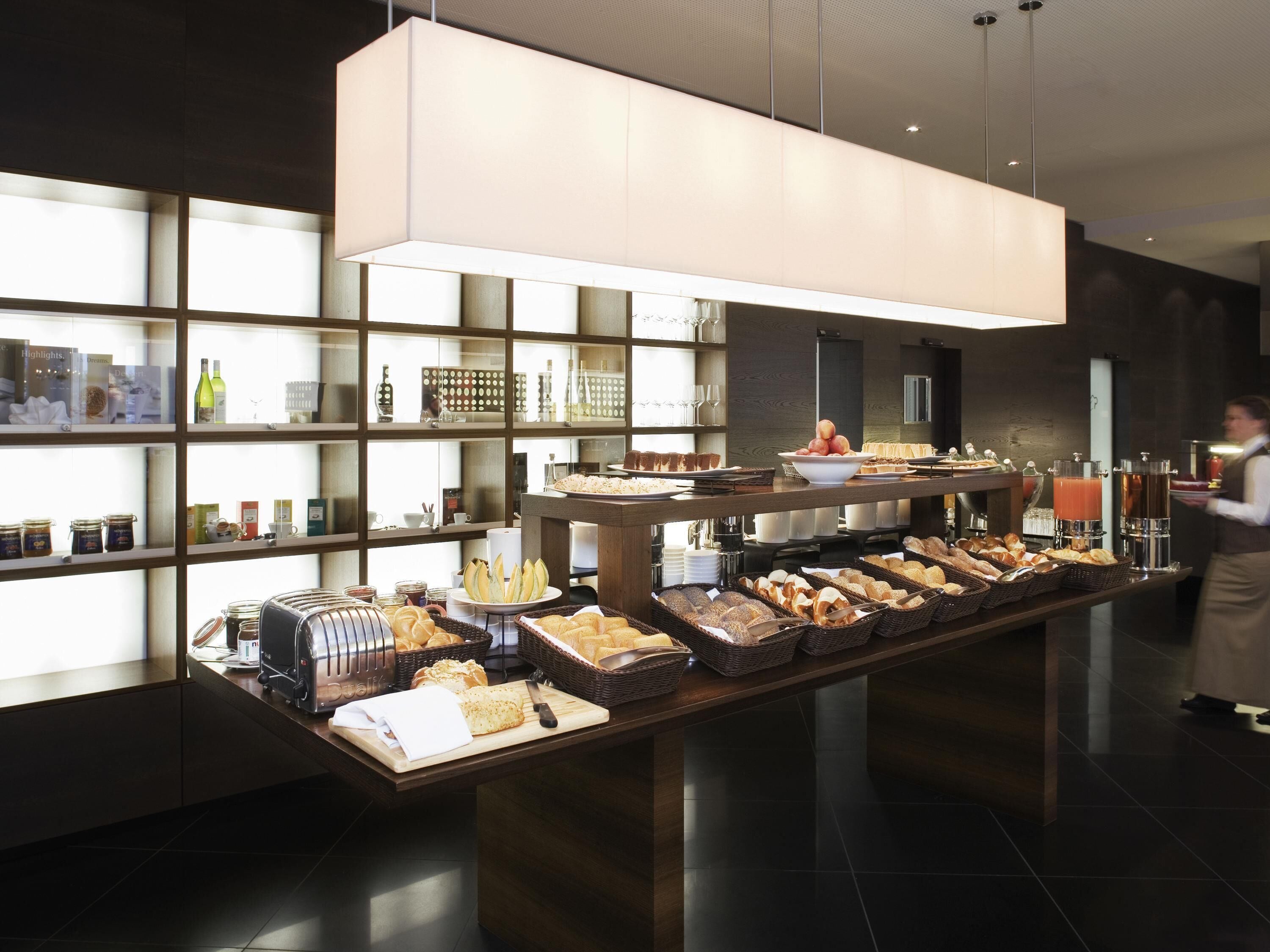 breakfast, dinner served; international cuisine, al fresco dining