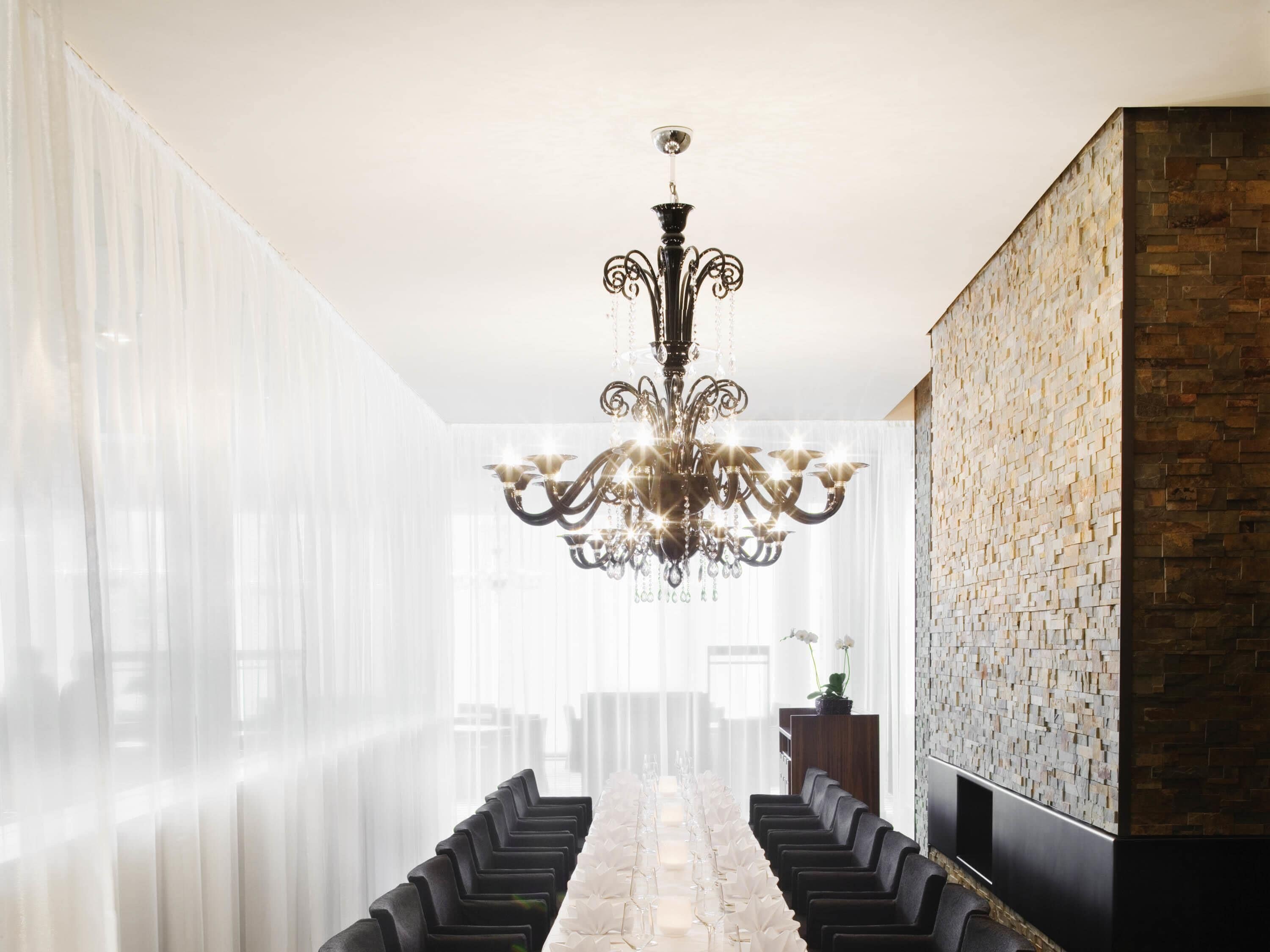 breakfast, dinner served; international cuisine, al fresco dining