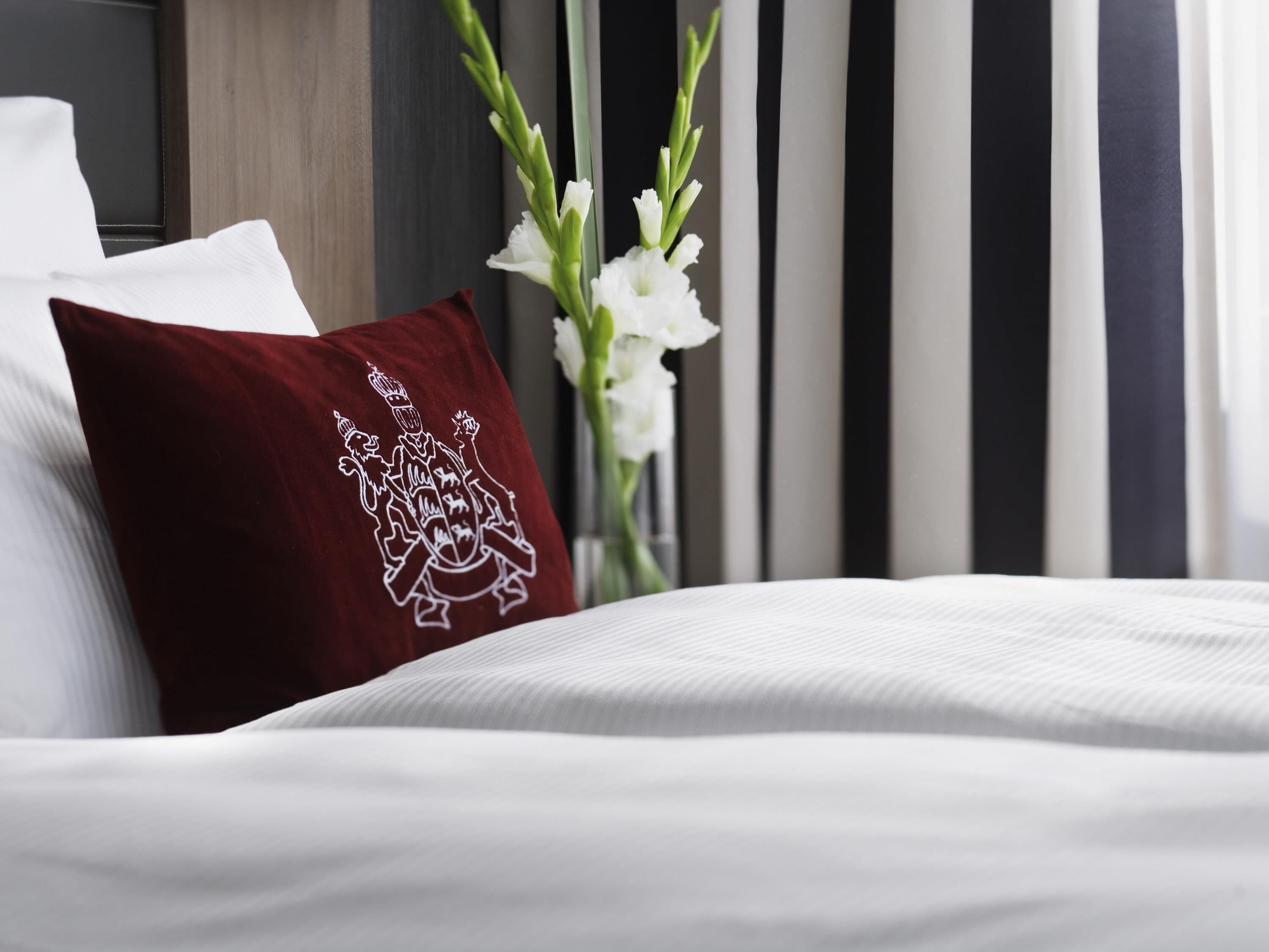 Roupas de cama antialérgicas, cofres nos quartos, escrivaninha