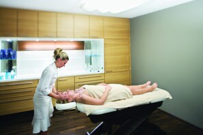 Sauna, baño de vapor y 2 salas de tratamiento 