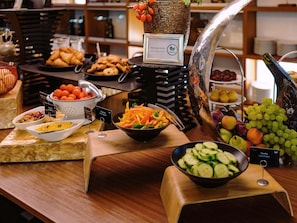 Daily buffet breakfast for a fee