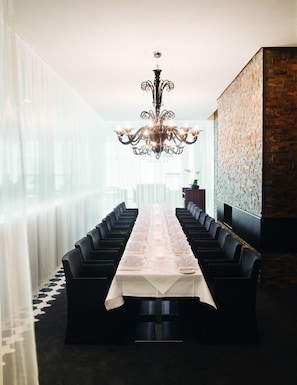 Breakfast, dinner served; international cuisine, al fresco dining