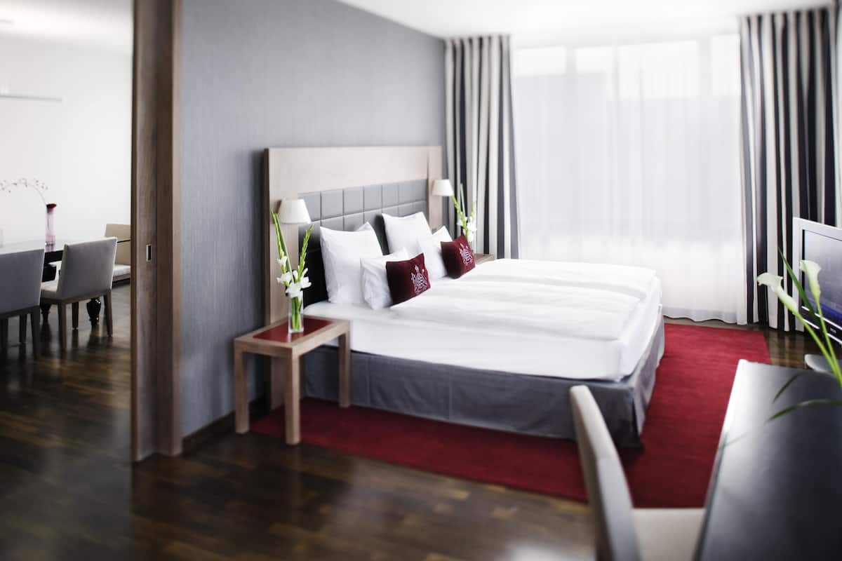 Suite, 1 cama de matrimonio grande | 1 dormitorio, ropa de cama hipoalergénica, caja fuerte y escritorio