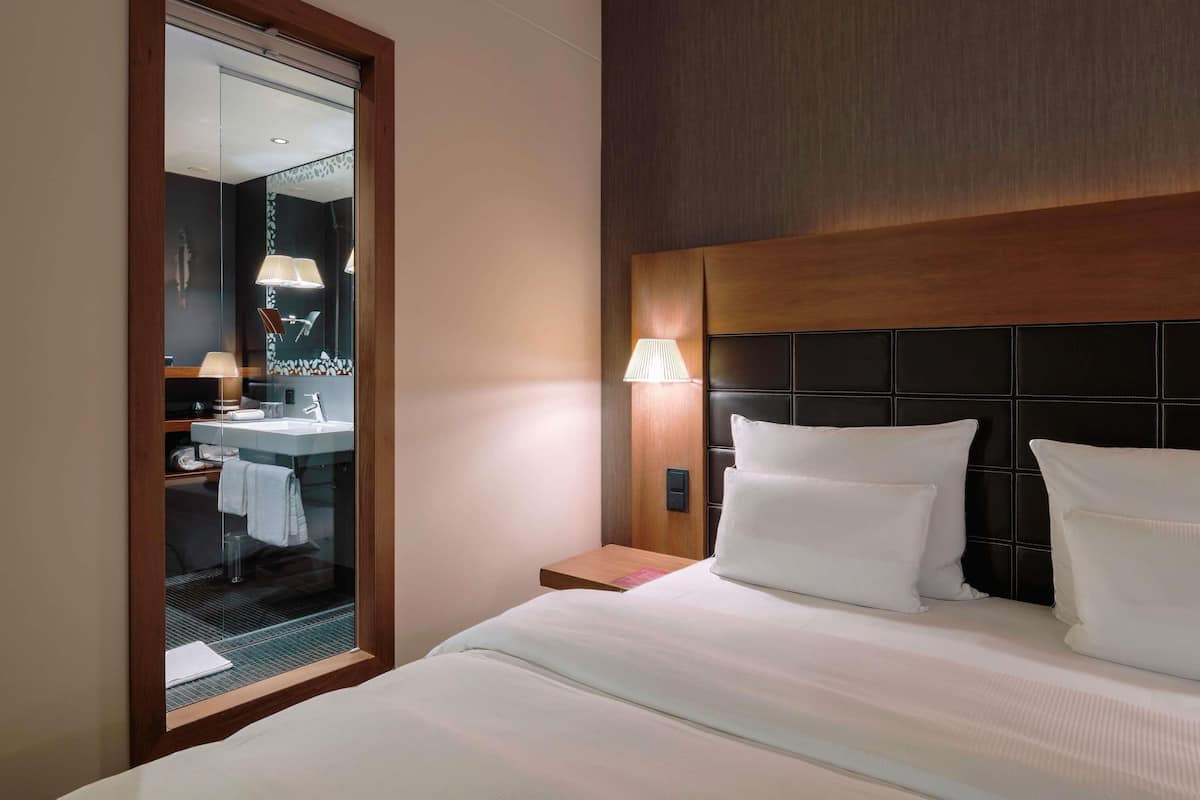 Hypo-allergenic bedding, in-room safe, desk, laptop workspace