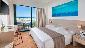 Roupas de cama premium, cofres nos quartos, escrivaninha