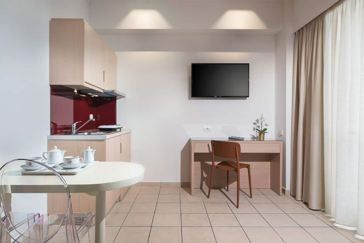 city studio, 2 single beds, city view | private kitchenette | fridge