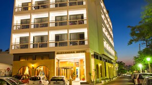 Ein mehrstöckiges Hotel mit moderner Fassade, mehreren Balkonen und einem gut beleuchteten Eingang.