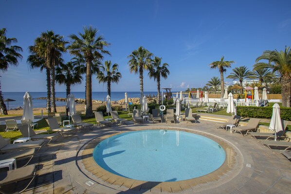 Alberca techada, 3 albercas al aire libre y sombrillas en la alberca