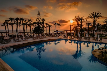 2 restaurantes, se sirve desayuno . Louis Ledra Beach