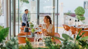 2 restaurantes; se sirven desayunos