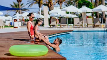 Piscina interna, 3 piscinas externas, guarda-sóis, espreguiçadeiras