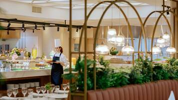 2 restaurants servant le petit déjeuner, le déjeuner et le dîner