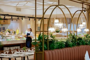 2 restaurants; ze serveren er ontbijt, lunch en diner 
