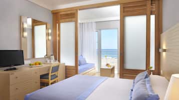 Family Room with Sliding Doors and Sea View | Desk, free WiFi, bed sheets