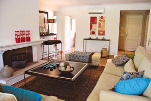 40-cm flat-screen TV with digital channels, TV, fireplace