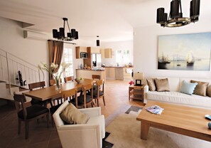 40-cm flat-screen TV with digital channels, TV, fireplace