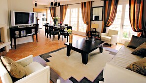 40-cm flat-screen TV with digital channels, TV, fireplace