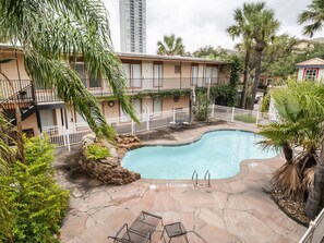 Outdoor pool - OYO Hotel & Apartments Houston Galleria (Houston)