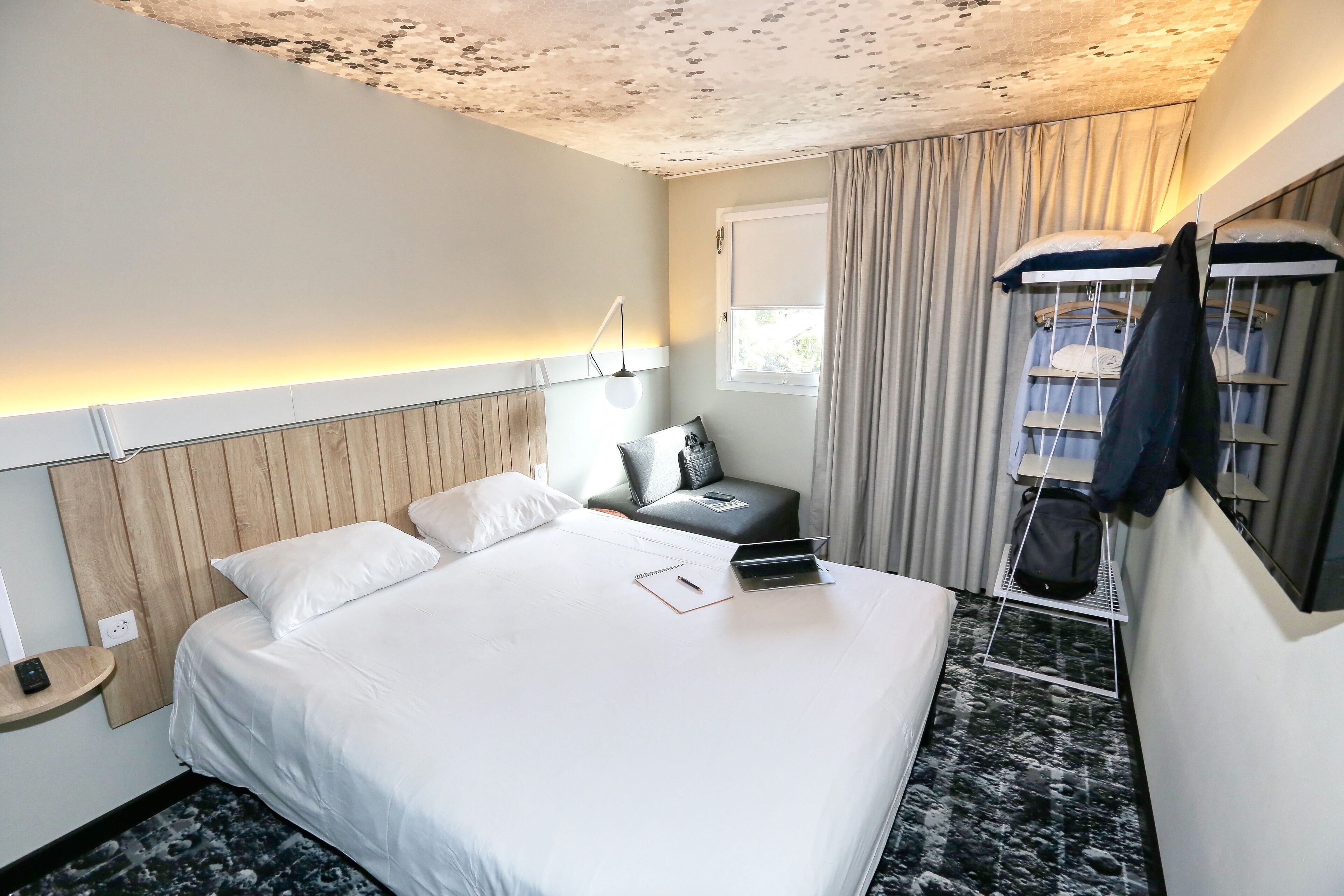 Standaard tweepersoonskamer, meerdere bedden | Luxe beddengoed, een bureau, verduisterende gordijnen