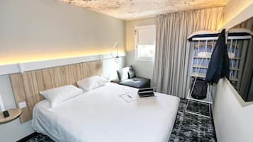 Standaard tweepersoonskamer, meerdere bedden | Luxe beddengoed, een bureau, verduisterende gordijnen
